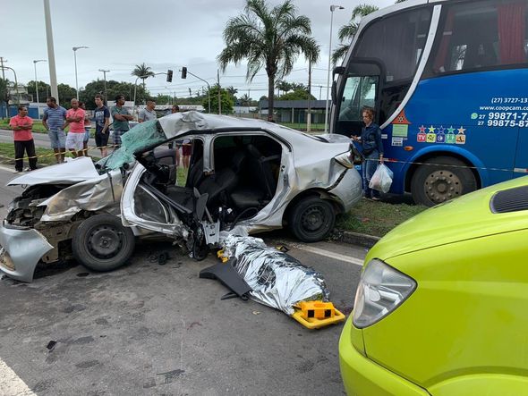 Acidente entre um ônibus e um carro em Carapina por Gustavo Cheluje