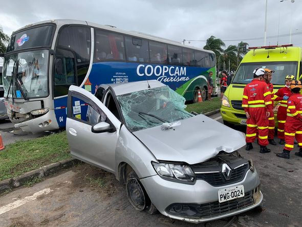 Acidente entre um ônibus e um carro em Carapina por Gustavo Cheluje