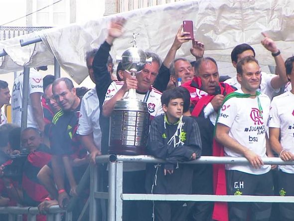 Festa da torcida do Flamengo nas ruas do Rio por Reprodução/ TV Globo