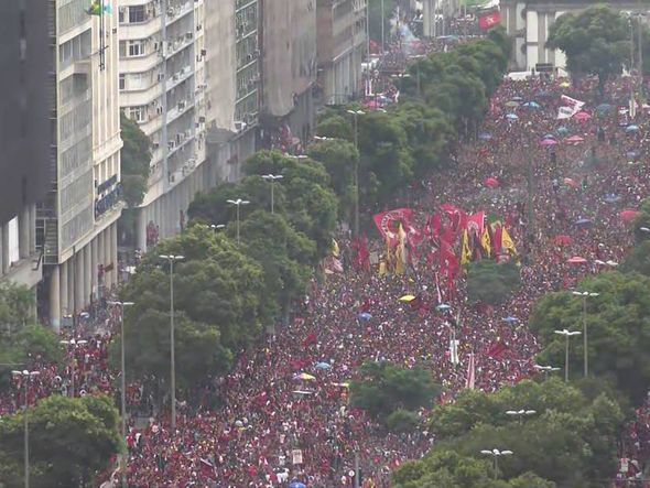 Festa da torcida do Flamengo nas ruas do Rio por Reprodução/ TV Globo