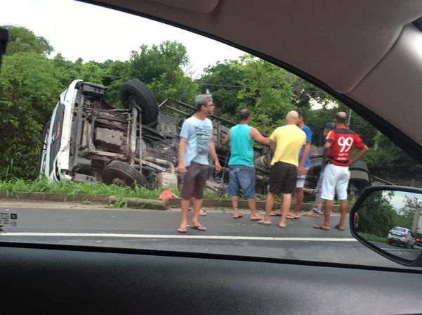 Segundo a PRF, o motorista da carreta perdeu o controle do veículo que acabou tombando na pista no Km 156 da BR 101, em Linhares. Crédito: Morena Sossai