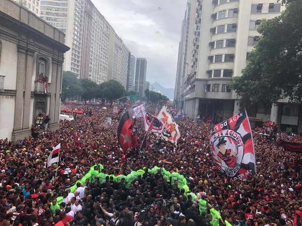 Parece que a festa da torcida do Flamengo não tem hora pra acabar. Crédito: Twitter / Flamengo