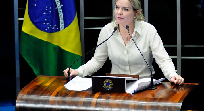 Ao criticar o presidente, Gleisi Hoffmann afirmou que Bolsonaro aposta no caos para justificar uma intervenção militar no País