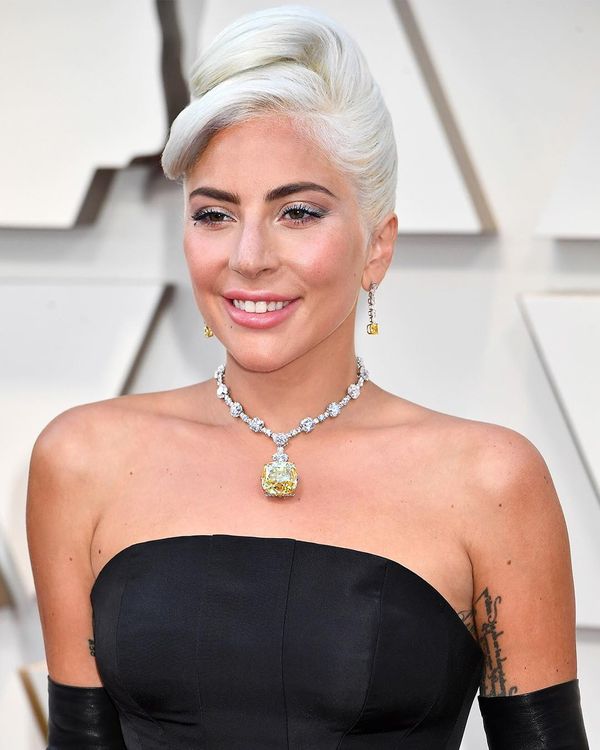 A cantora Lady Gaga em festa usa joia milionária e icônica da luxuosa Tiffany