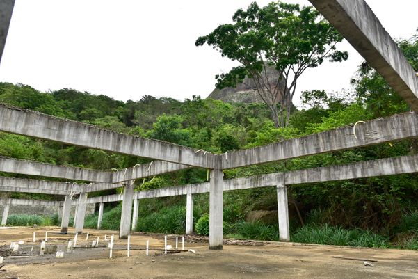 Esqueleto do que seria uma creche, em Tabuazeiro, Vitória, uma das obras federais paradas no ES. Crédito: Fernando Madeira