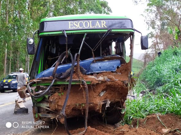 Acidente envolvendo um ônibus e um veículo de passeio, no km 175 da BR 262, em Ibatiba por Internauta - José Delfino