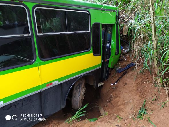 Acidente envolvendo um ônibus e um veículo de passeio, no km 175 da BR 262, em Ibatiba por Internauta - José Delfino