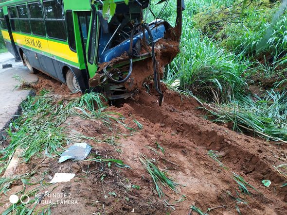 Acidente envolvendo um ônibus e um veículo de passeio, no km 175 da BR 262, em Ibatiba por Internauta - José Delfino