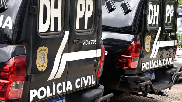 Segundo a Polícia Militar, dois suspeitos entraram pelos fundos da residência e bateram na porta chamando pela vítima. Ao abrir, o homem foi atingidos pelos disparos