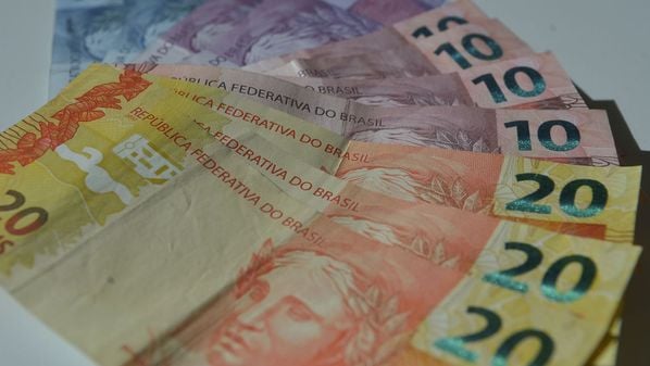 Piso vai passar dos atuais R$ 1.212 para R$ 1.302 a partir de 1° de janeiro, o que representa um reajuste de 7,4%