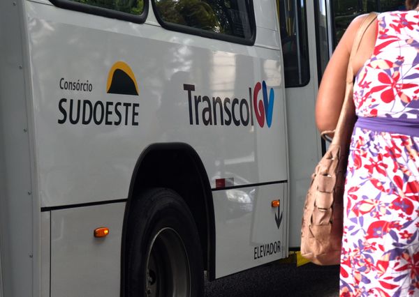 Usuários reclama do aumento da passagem e do ônibus andar sempre cheio. Crédito: Carlos Alberto Silva