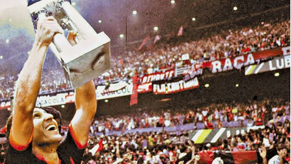 Flamengo levantando a taça da Copa União de 1987. Crédito: Divulgação