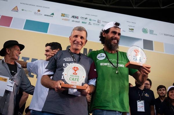 Luiz Claudio de Souza e Willians Valério, vencedores do Coffee of the Year 2019 . Crédito: Nitro/Divulgação