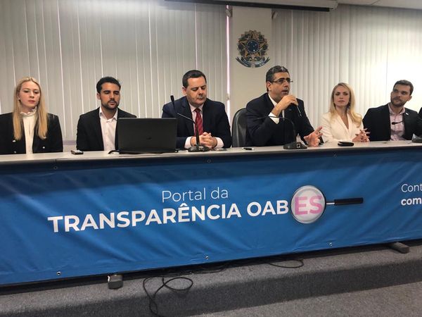 José Carlos Rizk (o quarto da esq. para a direita) é o presidente da OAB-ES. Crédito: Eduardo Caliman
