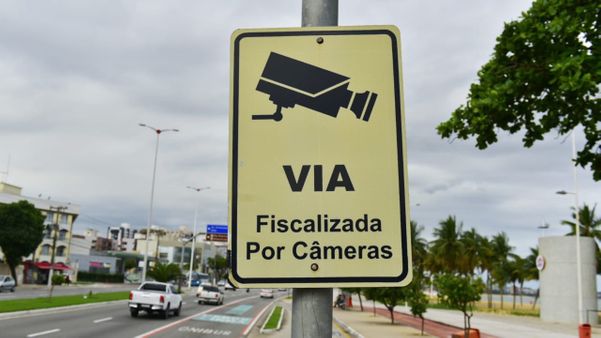 Placa de sinalização de fiscalização por câmeras na Linha Verde, na Avenida Dante Michelini. Crédito: Fernando Madeira