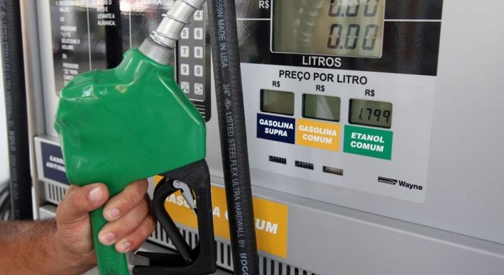 Valor do litro nas refinarias cairá de R$ 5,61 para R$ 5,41 a partir de sexta-feira (5); essa é a primeira redução no diesel em mais de um ano