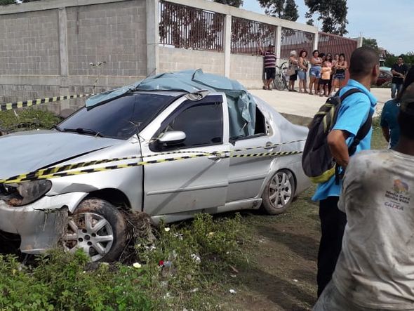 Carro capotou dentro do valão em Cariacica (28/11/2019) por Ricardo Medeiros