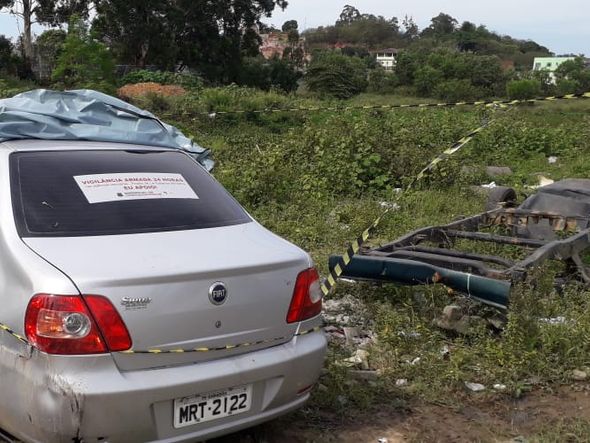 Carro capotou dentro do valão em Cariacica (28/11/2019) por Ricardo Medeiros