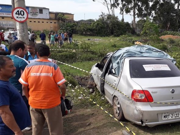 Carro capotou dentro do valão em Cariacica (28/11/2019) por Ricardo Medeiros