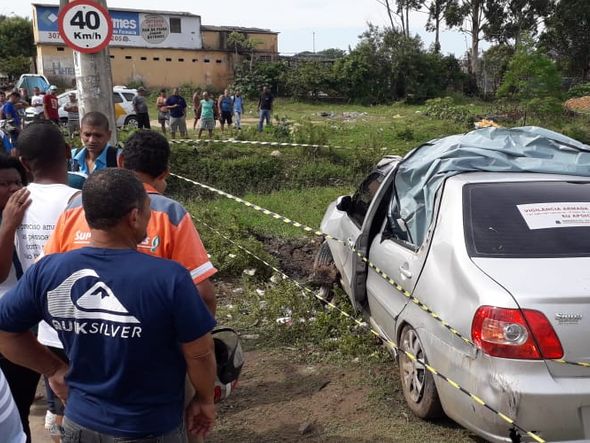 Carro capotou dentro do valão em Cariacica (28/11/2019) por Ricardo Medeiros