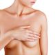 Mulher cobrindo os seios: estudo de câncer de mama reacende debate sobre quando iniciar mamografias periódicas