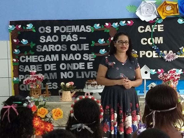 Ana Cristina divulga poesia na Escola Municipal São João Batista, em Pedro Canário. Crédito: Divulgação