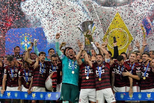 Jogadores do Flamengo comemoram título do Brasileirão após vitória contra o Ceará 
