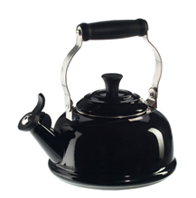 LE CREUSET| Chaleira tradicional com apito de 499,90 por 299,94 por Divulgação