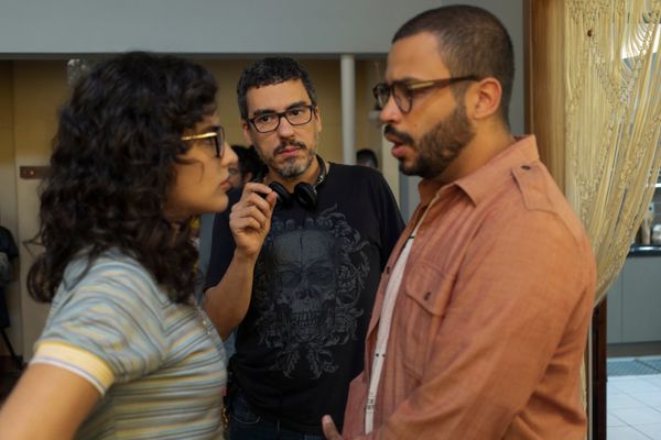 Daniel Rezende com Kéfera e Projota em "Ninguém tá olhando". Crédito: Aline Arruda/Netflix