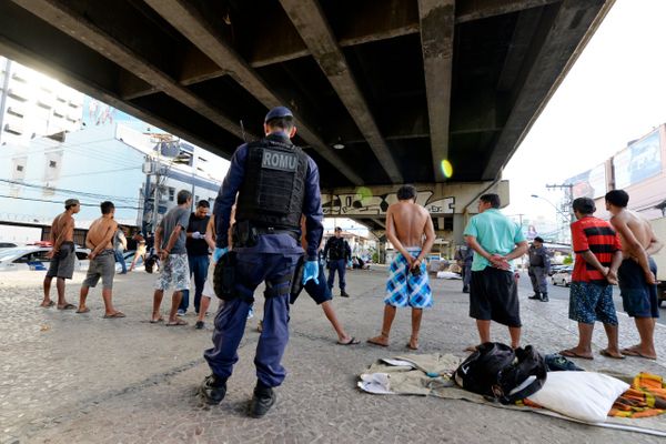 Policiais militares e Guardas Municipais de Vila Velha revistam os moradores de rua