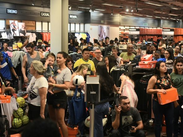 Clientes fazem compras em loja de produtos esportivos  por Ricardo Medeiros