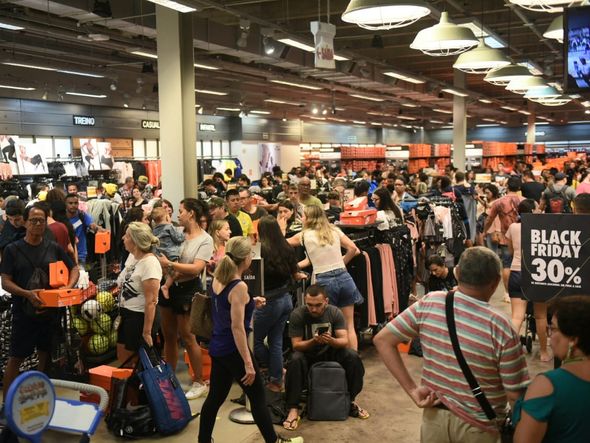 Clientes fazem compras em loja de produtos esportivos  por Ricardo Medeiros