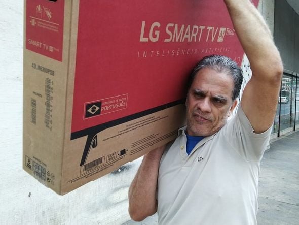 Consumidor aproveita promoção da Black Friday por Caique Verlí