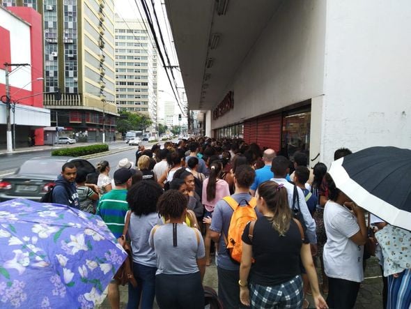 Consumidores fazem fila para aproveitar as ofertas da Black Friday em Vitória por Caique Verlí