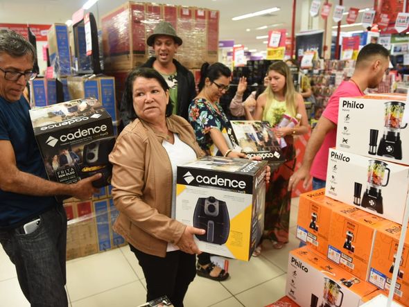 Data: 29/11/2019 - ES - Vitória - Consumidores aproveitam promoções da Black Friday por Ricardo Medeiros