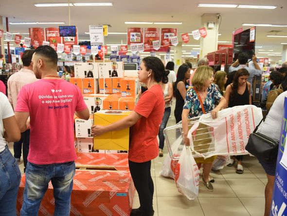 Data: 29/11/2019 - ES - Vitória - Consumidores aproveitam promoções da Black Friday por Ricardo Medeiros