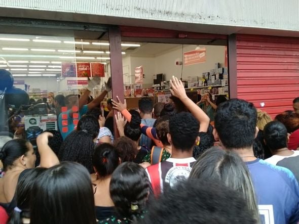Loja de departamento recebe clientes nesta sexta-feira de promoções por Caique Verlí