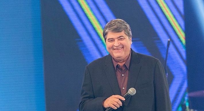 O apresentador foi internado no último domingo (25), após sentir dores no peito. A informação foi divulgada logo após o apresentador sair do centro cirúrgico