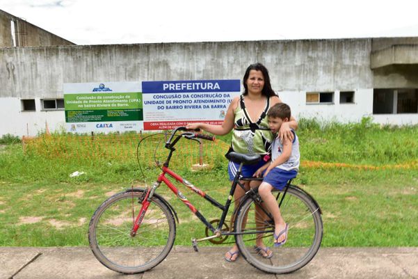 A zeladora Ayely Cristiny e o filho Davi: