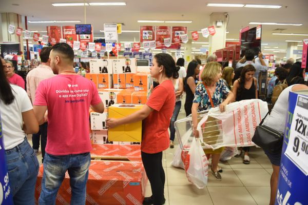 Data: 29/11/2019 - ES - Vitória - Consumidores aproveitam promoções da Black Friday