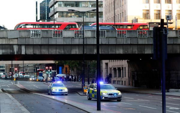 Movimentação no local onde a polícia do   Reino Unido disparou contra um homem após um esfaqueamento na Ponte de Londres