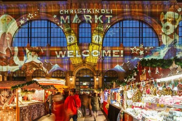 O Christkindlimarkt, maior mercado indoor da Europa. Crédito:  (Flavio Vallenari/iStock)
