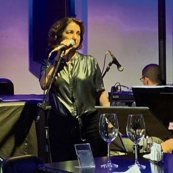 Sylvia: “Cantar tem sido algo de profundo significado pra mim. Uma terapia”. Crédito: Divulgação