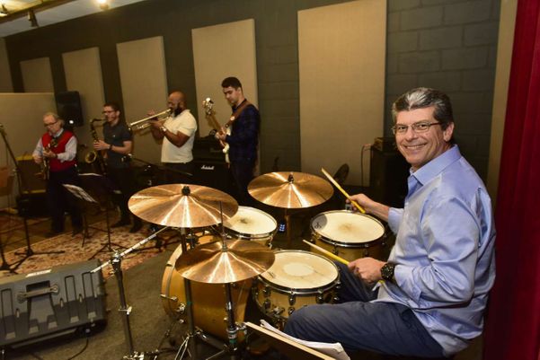 Ubirajara e o pessoal do Soul Bossa: “A música tem me dado um brilho, me animado”. Crédito: Fernando Madeira