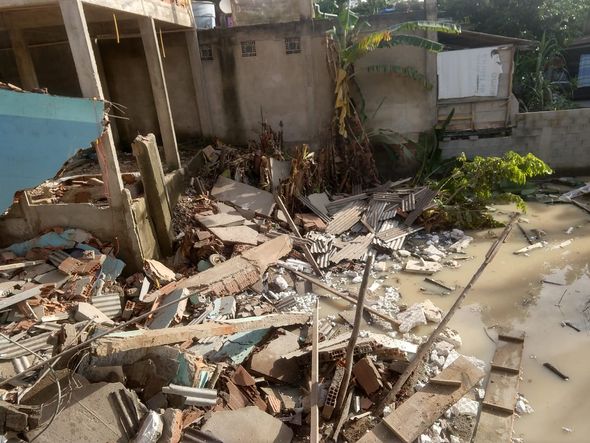 Casa desaba em Ponta da Fruta, Vila Velha por Evelyn Neto 