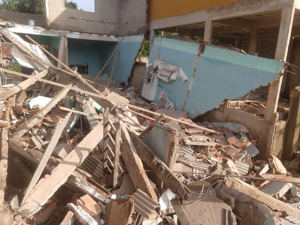 Casa desaba em Ponta da Fruta, Vila Velha por Evelyn Neto 