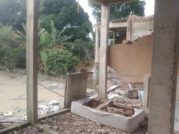 Casa desaba em Ponta da Fruta, Vila Velha por Evelyn Neto 