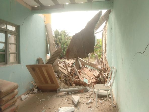 Casa desaba em Ponta da Fruta, Vila Velha por Evelyn Neto 