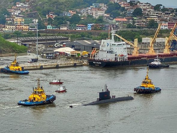 Submarino chegando ao Porto de Vitória  por Internauta | Júnior Ferreira 
