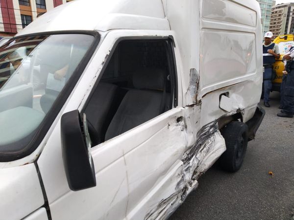Carro invade a contramão da Dante Michelini e atinge Fiorino, em Vitória. Crédito: Esthefany Mesquita